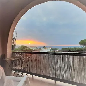 https://charmant-appartement-vue-mer-a-100m-de-la-plage.fr-provencehotel.com